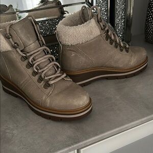 Timberland Tan and Cream Winter Boots with Lace-Up Design